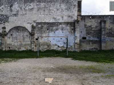 Una porte da calcio arruginita � ancorate al terreno del piazzale